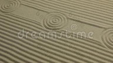 沙滩上的圆圈和线条。全景。沙子的质地。日语中的简单精神模式
